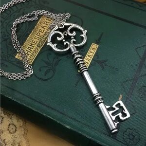 ⭐️ Elegant Silver Key Pendant Necklace New